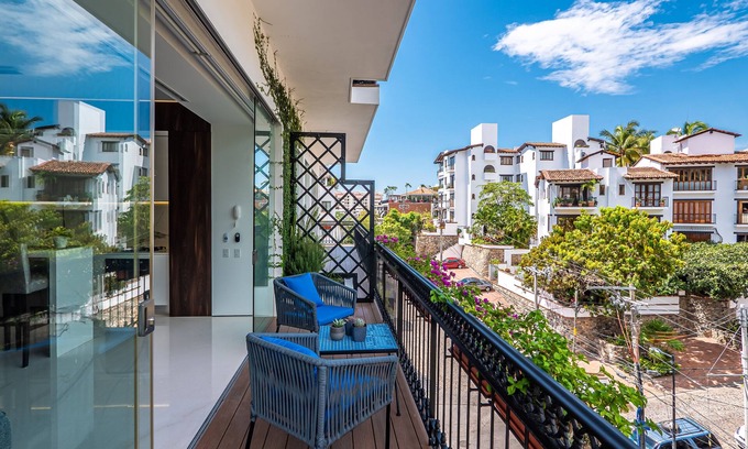 Emiliano Zapata Condo | Luxurious, Ultra Chic Pier 57 Condo, Romantic Zone