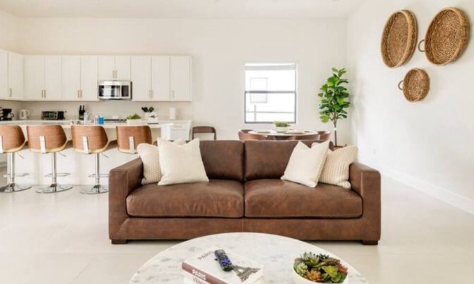 Tamiami House | Luxurious Very Clean 4 Bedroom Home + Hot Tub
