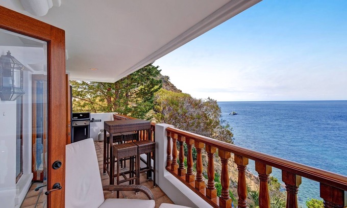 Avalon Condo | Luxurious Villa on Bluff's Edge, VIEWS, 6-seat CART, 6 STEPS, Fireplace