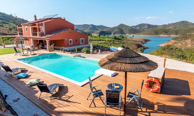 Casa Queimada House | Luxurious villa with pool and idyllic lake landscape