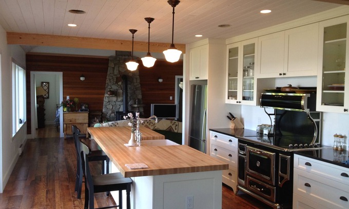 Salt Spring Island House | Luxurious Waterfront Retreat with Private Beach