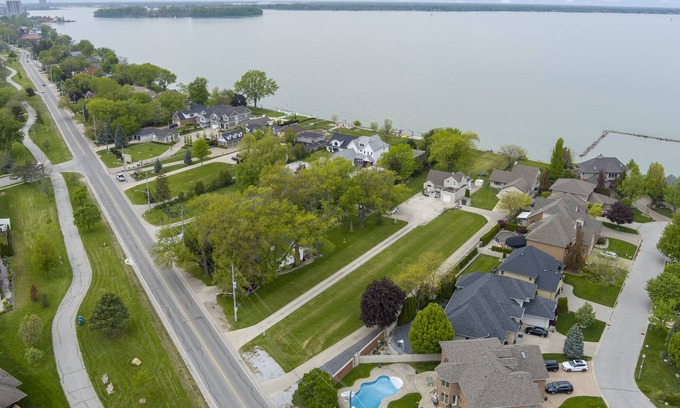 Woodslee House | luxurious water-front house