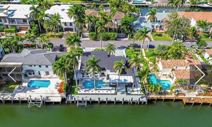 Las Olas Isles House | Luxurious Waterfront Home in Ft. Lauderdale w/100-Foot Dock on the Intracoastal!