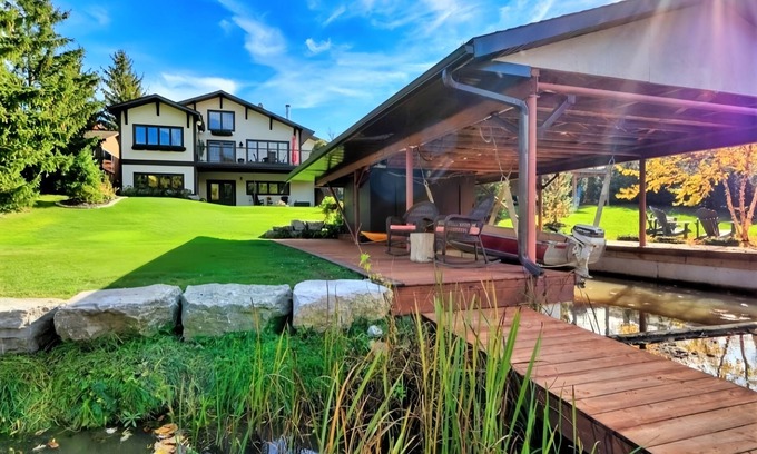 Niagara Falls Villa | Luxurious Waterfront Villa & Cottage House, Niagara Falls, Ontario