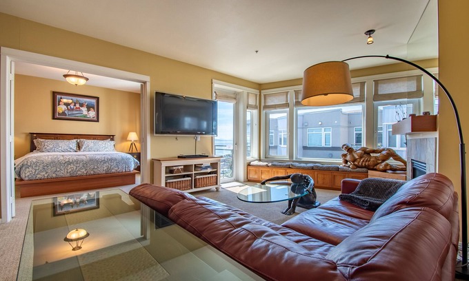 Downtown Seattle Condo | Luxurious Waterfront Penthouse 2BR/2BA + Parking!