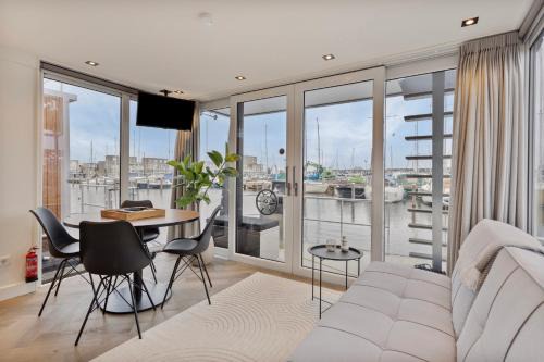 Zeewolde Boat Rental | Luxurious waterloft near beach and centre by Weltevreden Experience