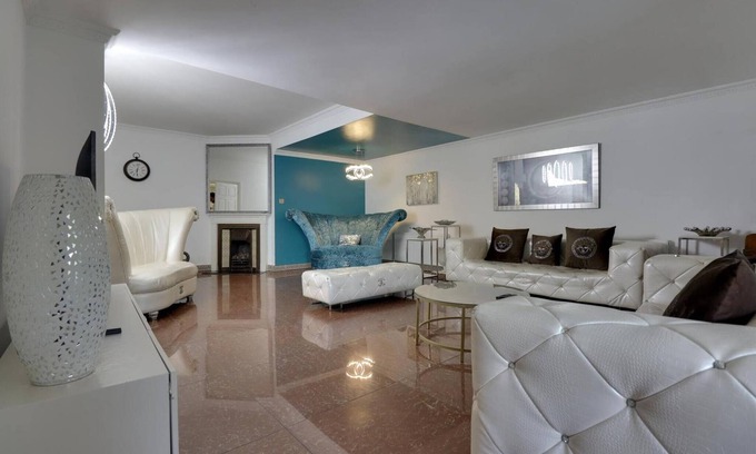 London Borough of Ealing House | Luxurious West London Retreat With Hot Tubs & Easy Access to Central London