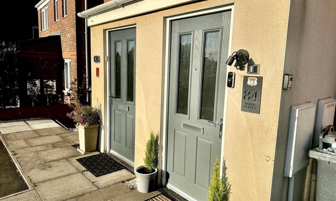 Wolverhampton House | Luxurious Wolverhampton Retreat with 4 Bedrooms