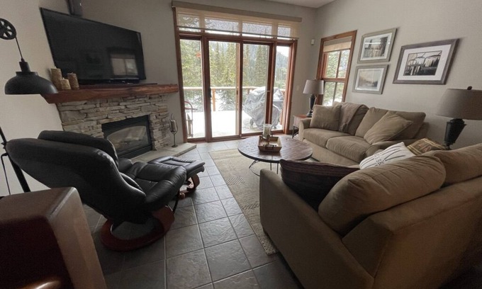 Sun Peaks House | Luxurious Woodhaven Ski-In, Ski-Out Townhouse with hot tub - sleeps 8
