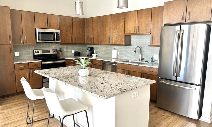 Leawood Apartment | Luxury 1-bedroom apartment in prime Leawood location