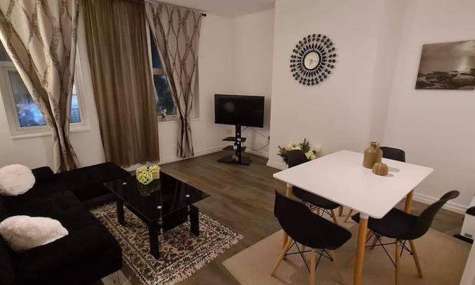 Haringey Apartment | Luxury 1 bedroom flat in the heart of Wood Green