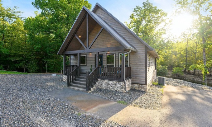 Broken Bow Cabin | Luxury 1 Bedroom right on the Creek! Minutes from Area attractions!