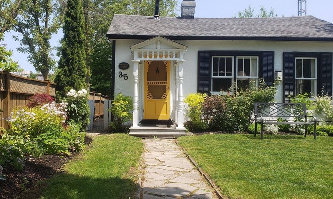 Historic Old Town Cottage | Luxury 1835 Cottage. Free Parking.Right in historic centre and near Shaw Theatre