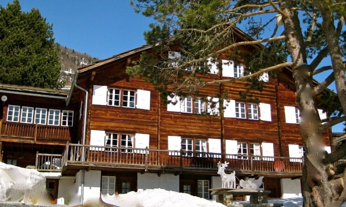Saas-Fee Ski Chalet | Luxury 190m2 apartment in former Carl Zuckmayer home, 5 bedrooms 3 bathrooms