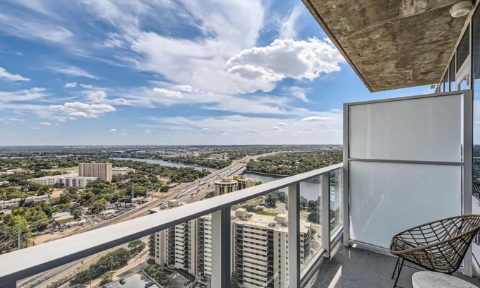 Rainey Street Historic District Apartment | Luxury 1BR with Views, Rooftop Pool and Walk To Rainey St.