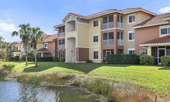 Biggar Condo | Luxury 1st floor condo w/Fountain view - centrally located to airport and beach