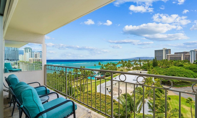 Waikiki Condo | Luxury 2-Bed/2-Bath Corner Waikiki Shore Condo w/Ocean Views! FREE Parking!