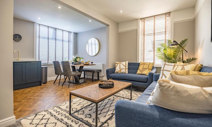 Rhos on Sea Apartment | luxury 2 bed apartment, sea view, near the beach.