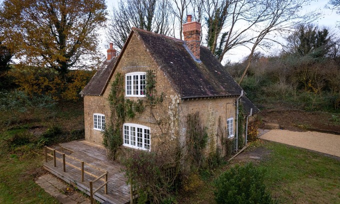 Beaminster Cottage | Luxury 2-bed woodland cottage in Re-wilding area