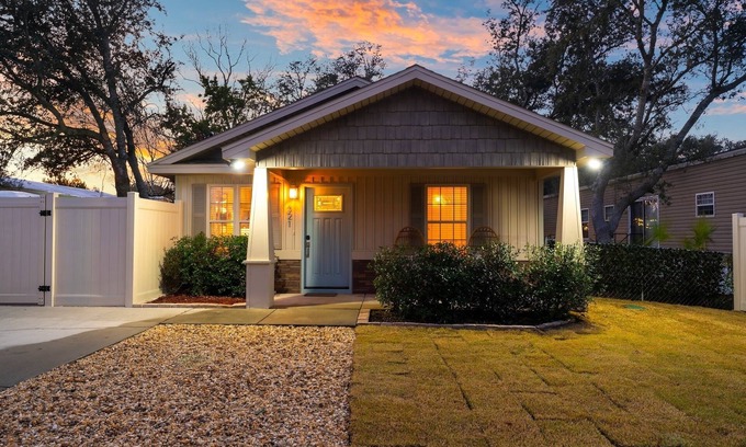 Laguna Beach Estates Cottage | Luxury 2-bedroom beach house with pool only 5 min walking to the beach