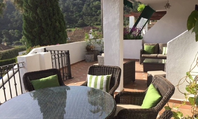 Benahavis Apartment | Luxury 2 bedroom, 2 bathroom apartment in Benahavis Village- pool and views