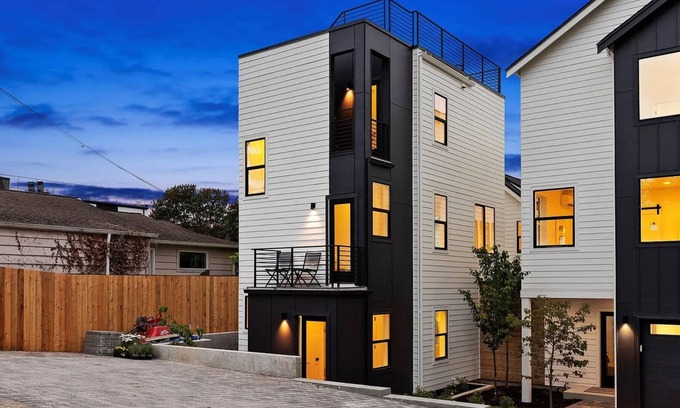 North Queen Anne House | Luxury 2 bedroom 2 bath townhome in DT Seattle private parking rooftop deck view