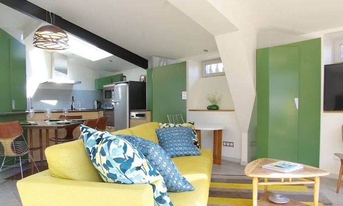 Cauderan Apartment | Luxury 2 bedroom apartment with terrace and private parking (Caudéran)