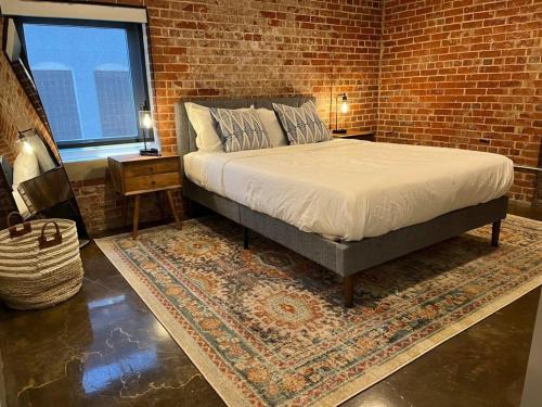 Roanoke Apartment | Luxury 2 Bedroom Apt With Exposed Brick Downtown