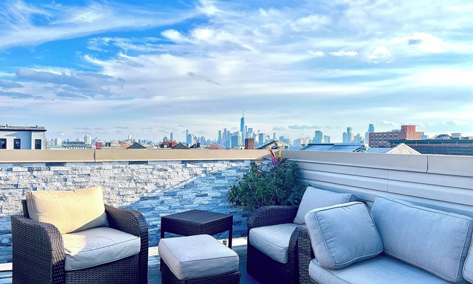 The Heights Condo | Luxury 2-bedroom condo in charming Jersey City with private deck and NYC views