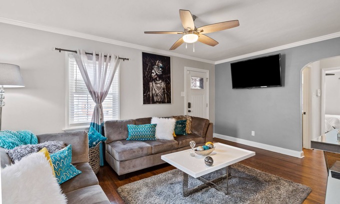 University City House | Luxury 2-bedroom home- near Delmar Loop/Forest Park