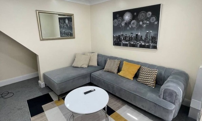 Birmingham House | Luxury 2 bedroom house + pool table in Harborne