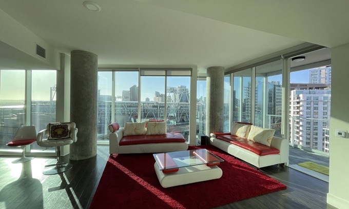 Marina District Apartment | Luxury 2-bedroom unit, Center of Downtown San Diego Gaslamp Quarter Petco Park.