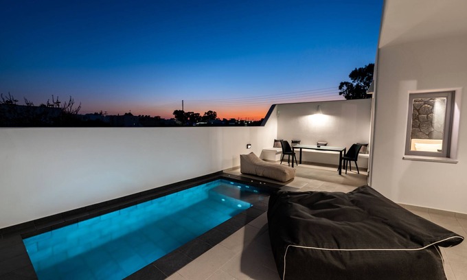 Perissa Villa | Luxury 2 bedroom villa with private swimming pool and hydromassage