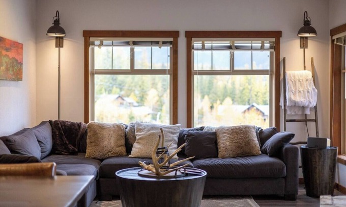 East Kootenay Condo | Luxury 2 Bedrooms Right On The Slopes