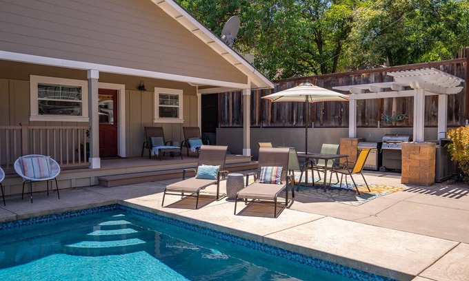 Paso Robles House | Luxury 2 blocks Downtown Square with a POOL, 2Bdrm, 2Bath Modern Large Bungalow