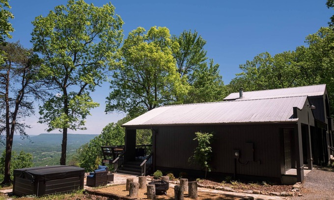 Mentone House | Luxury 2 BR Home w/Hot Tub & Fire Pit on the Edge of Lookout Mountain w/Stunning Views of the Valley