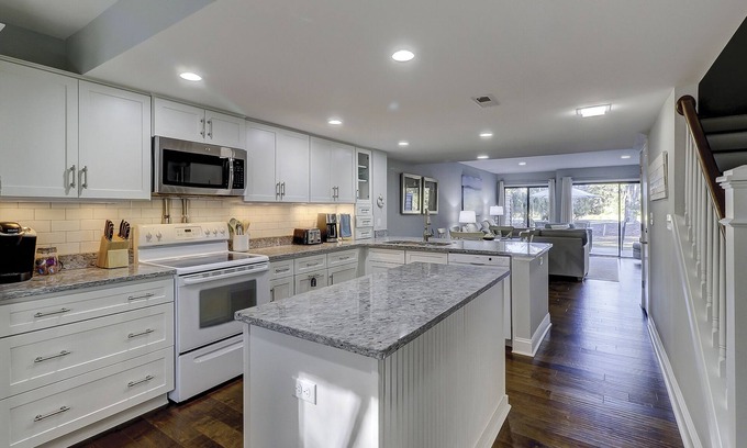 Shipyard Plantation Condo | Luxury 2 BR Sleeps 8 at 145 Greens Gourmet Kitchen Bikes & Beach Gear included
