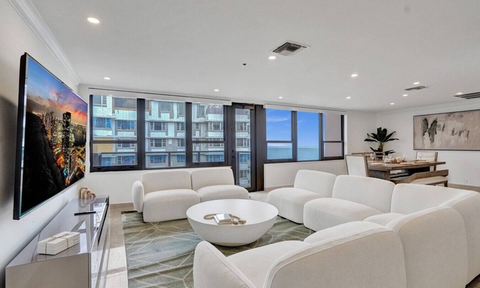 Seybold Apartment | Luxury 2BD Penthouse with Beach Access and Resort Amenities/PH6
