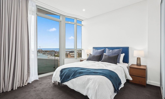 Wollongong CBD Apartment | Luxury 2Bed 2Bath Apartment Pool/Gym & Ocean Views