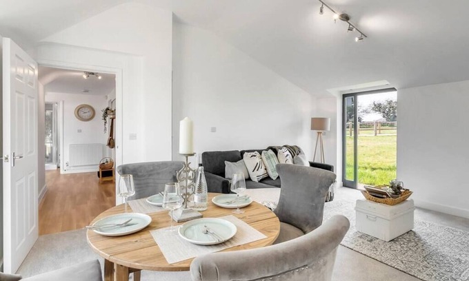 Hethel House | Luxury 2bed annex w/parking & outside space