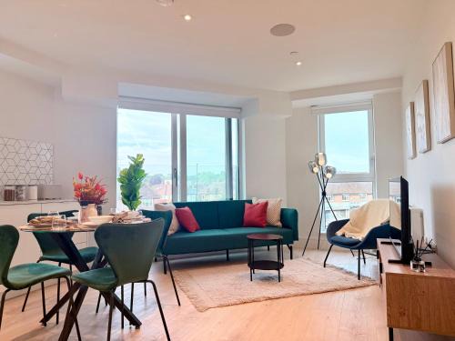 Coombe Hill Apartment | Luxury 2bed With Gym & Parking