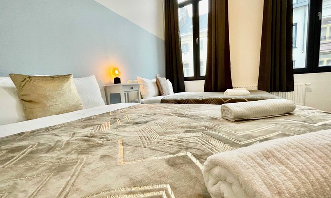 Klein-Antwerpen Apartment | Luxury 2BR 2BA Near Fashion District by Oneluxstay