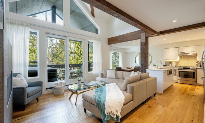 Whistler Village House | Luxury 3.5BR | SKI IN/OUT Access | Media Room | Hot Tub | Garage | Managed By Aloha Whistler
