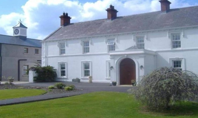 Craigavon Apartment | Luxury 3 Bed Cottages near Hillsborough Palaces
