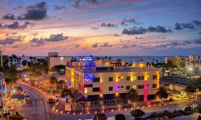 Palm Beach Apartment | Luxury 3 Bed Palm Beach Strip Condo!