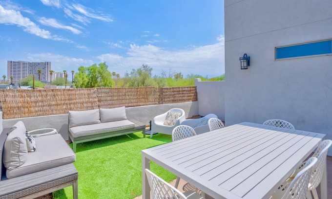 Garfield House | Luxury 3 Bed + Rooftop Patio in the Heart of PHX!