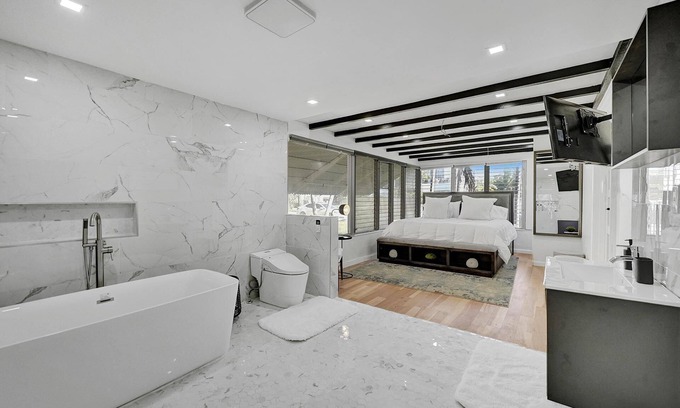 Harbordale House | Luxury 3 bedroom/2 Bathroom Smart home, Las Olas, Fort Lauderdale FL