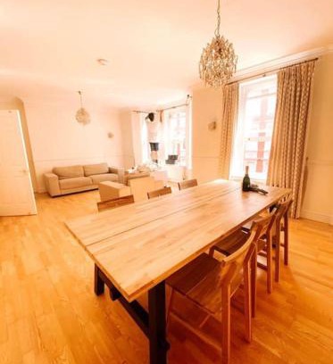 Fitzrovia Apartment | Luxury 3 bedroom, 3 bath apt by Oxford St & Soho