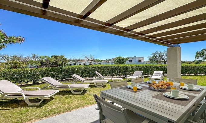 Alpouvar Apartment | ★Luxury 3 Bedroom Apartment, Pool & Garden Views, Clube Albufeira near Old Town