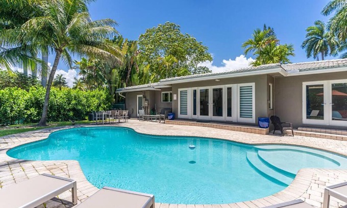 South Lake Villa | Luxury 3 Bedroom Home 5 minutes to Ocean with Heated Pool